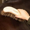 STABLE PRO Bouchon bois cheval ergonomique ComfortCare poils durs - Harry's Horse< Brosses Et Bouchons Cheval