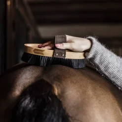 GROOMING DELUXE Brosse douce à poils durs cheval -< Brosses Et Bouchons Cheval