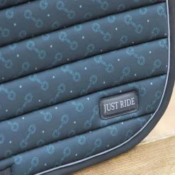 HARCOUR Tapis de selle cheval Just Ride Retro - Harry's Horse< Tapis De Dressage|Tapis De Selle Classiques